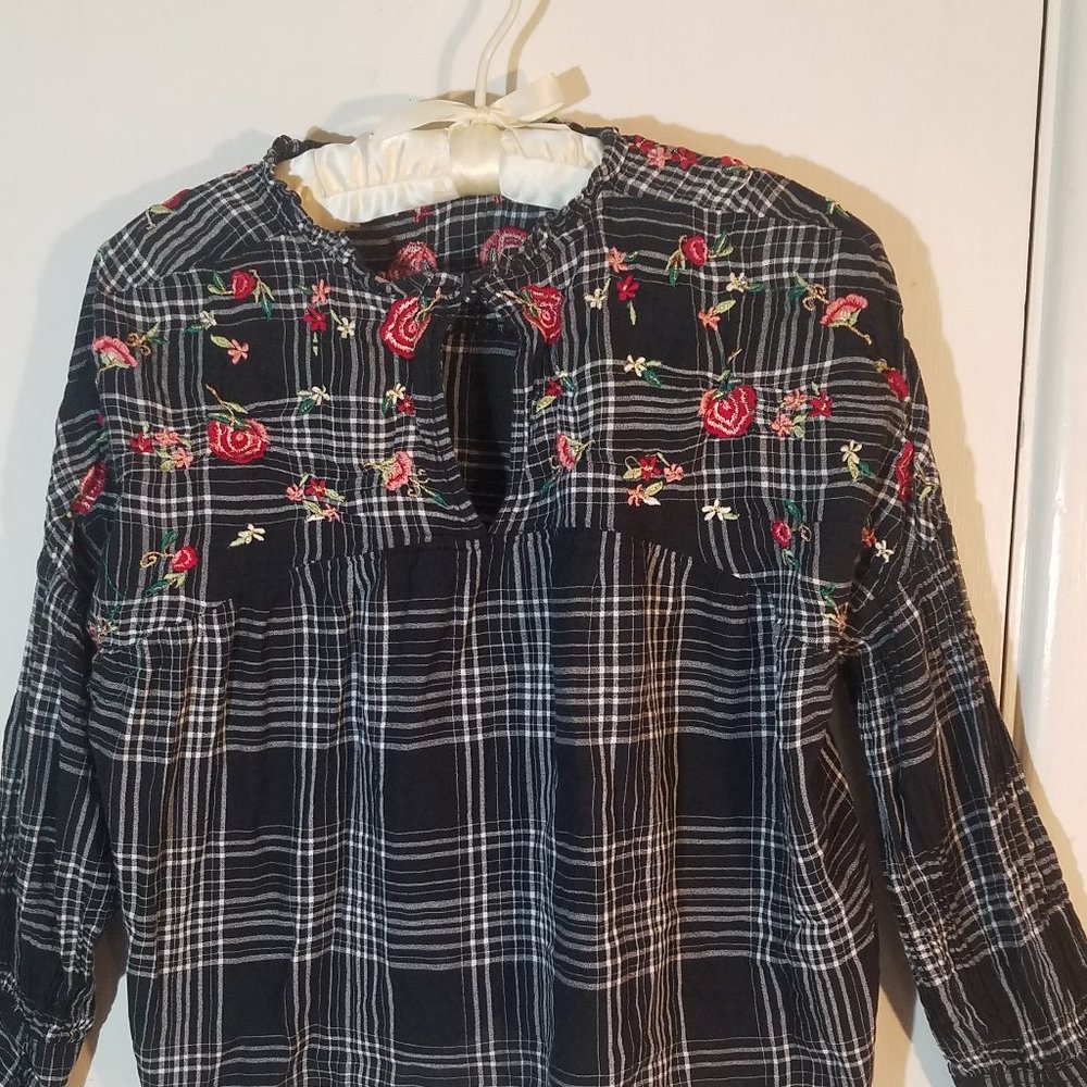 Zara Basic Z1975 Denim Size Medium Embroidered Ladies Crop Top, Red Flowers